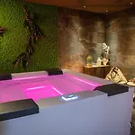 Luxury - Spa, Pool & Jacuzzi-wedding Apartment